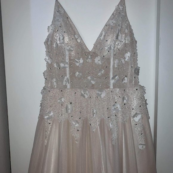 WEDDING / PROM DRESS - Picture 6 of 9